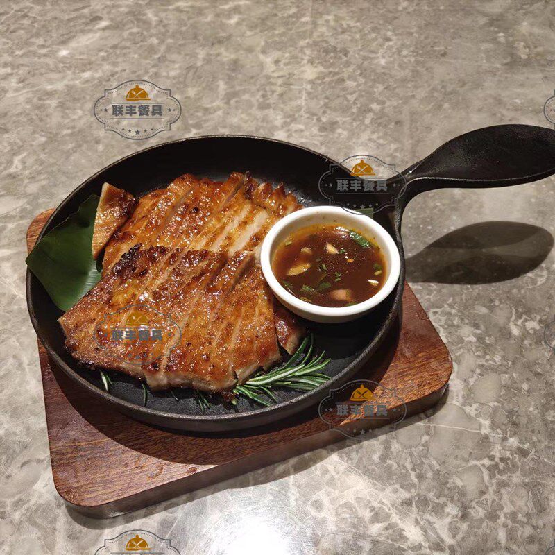 东南亚风格特色铸铁牛扒盘耐高温加热兔柄铁盘烤盘煎锅圆形牛排盘