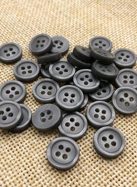 浅灰色小扣子 树脂四眼男衬女式灰色衣服钮扣 扭扣圆形雪纺扣