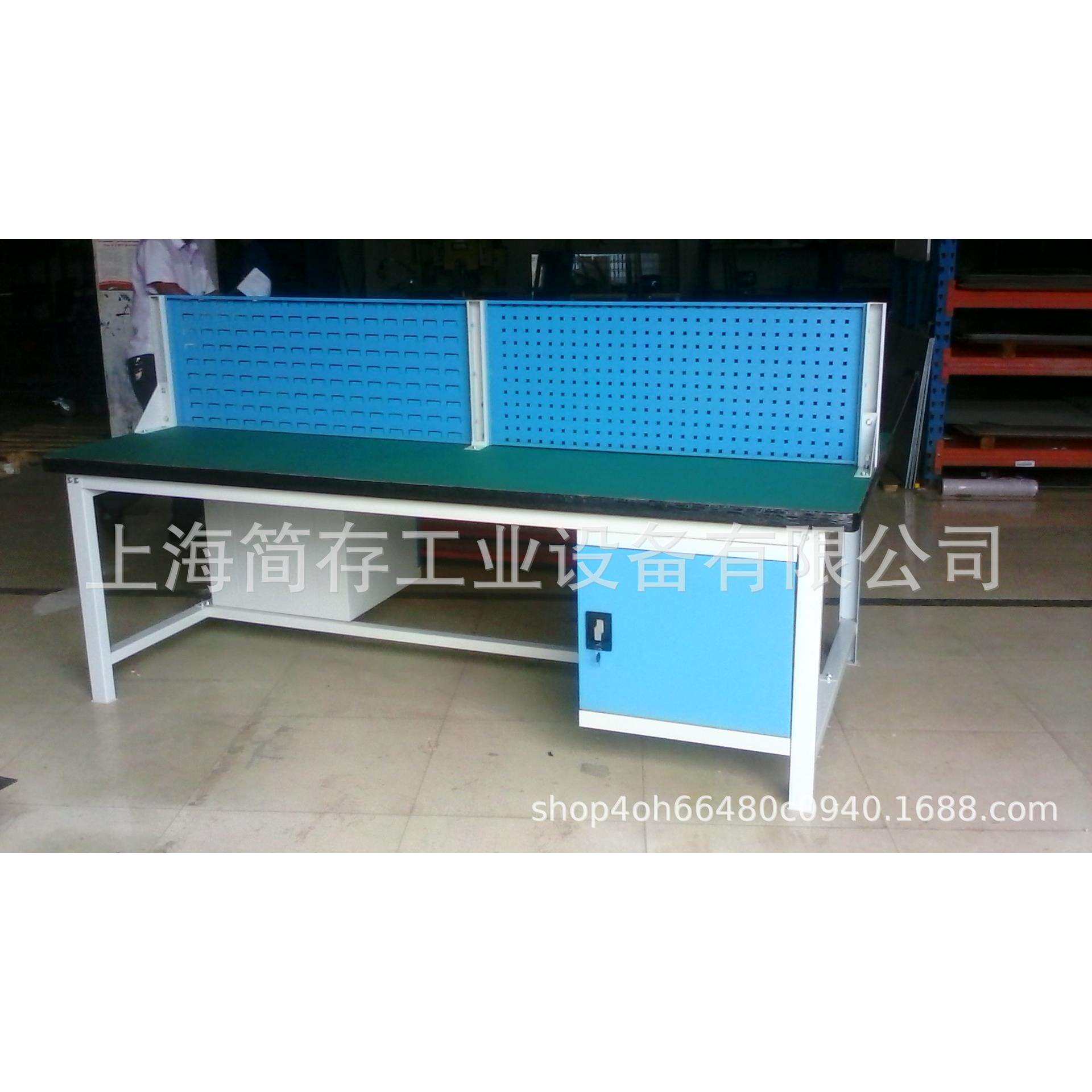 重型双面操作台 绿色复合桌面中型工作台 双面带吊柜带挂板工作桌