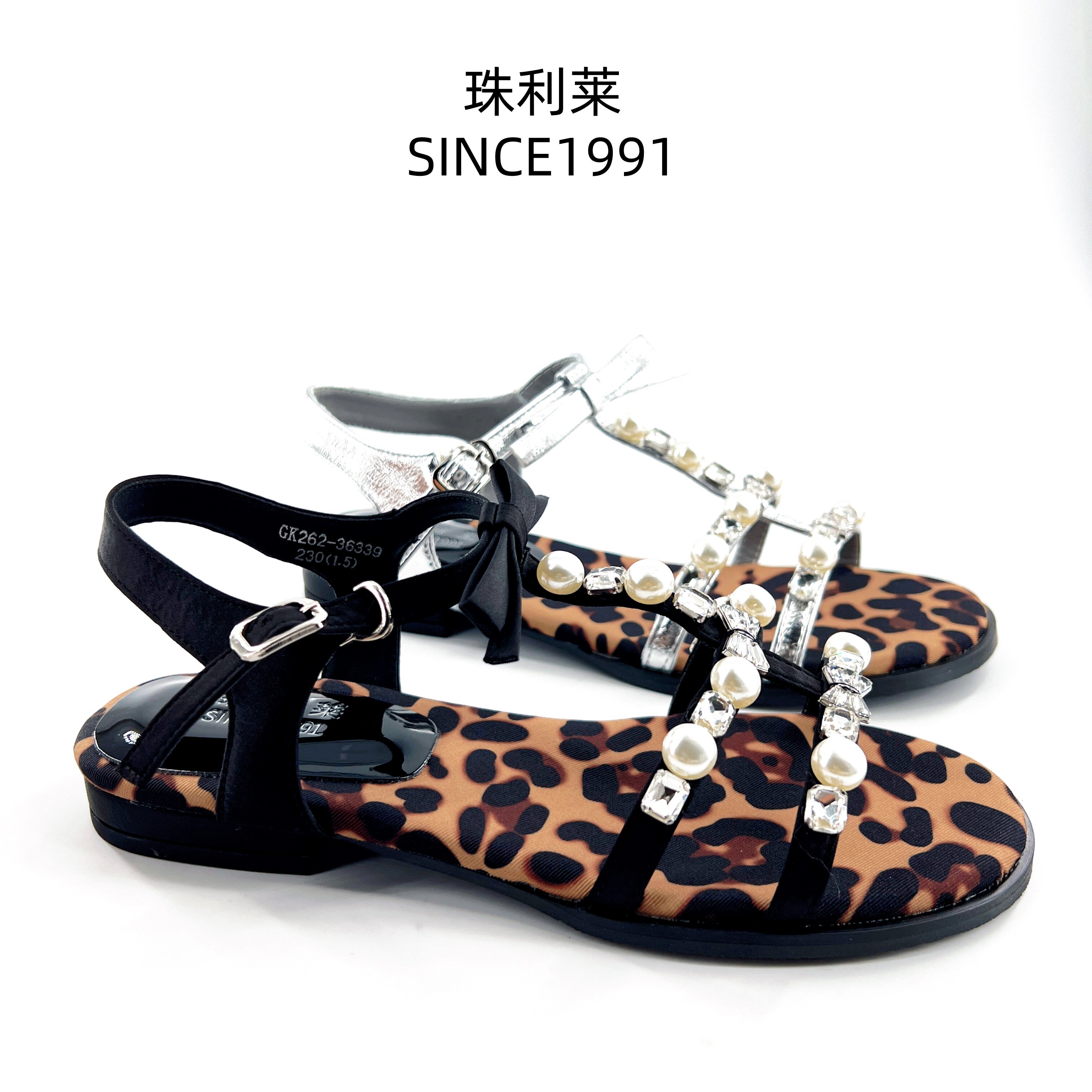 珠利莱2026专柜正品蝴蝶结珍珠T字带罗马凉鞋女夏平底豹纹露趾鞋