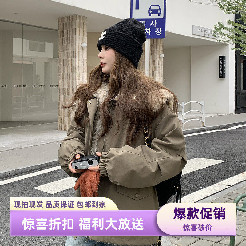 韩系超新款上市优质精品好看军绿色羊羔毛翻领派克服女冬季羽绒服
