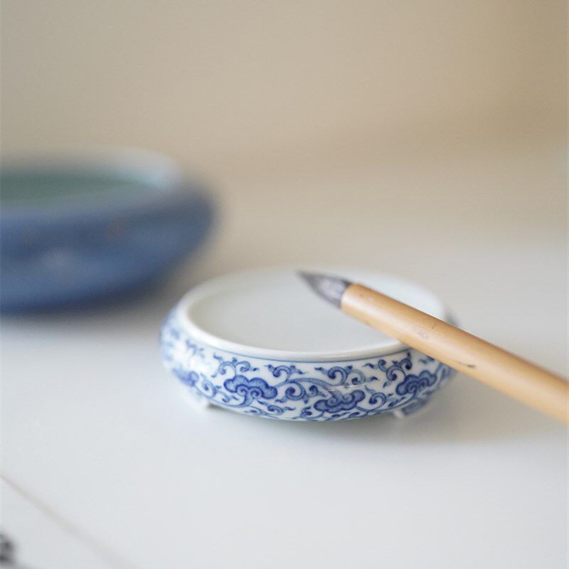 瓷器口-青花点工雕刻林芝纹三足笔舔 墨碟 盖置 文房雅玩