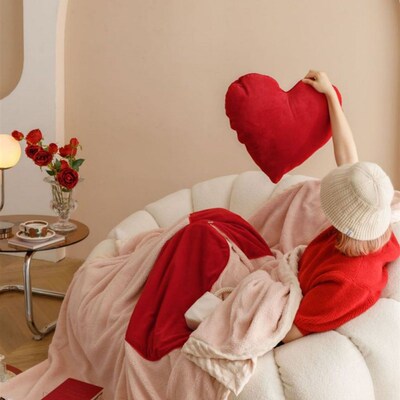 [莫加] 又是抱枕!又是毛毯!爱心抱枕多功能保暖秋冬沙发毯