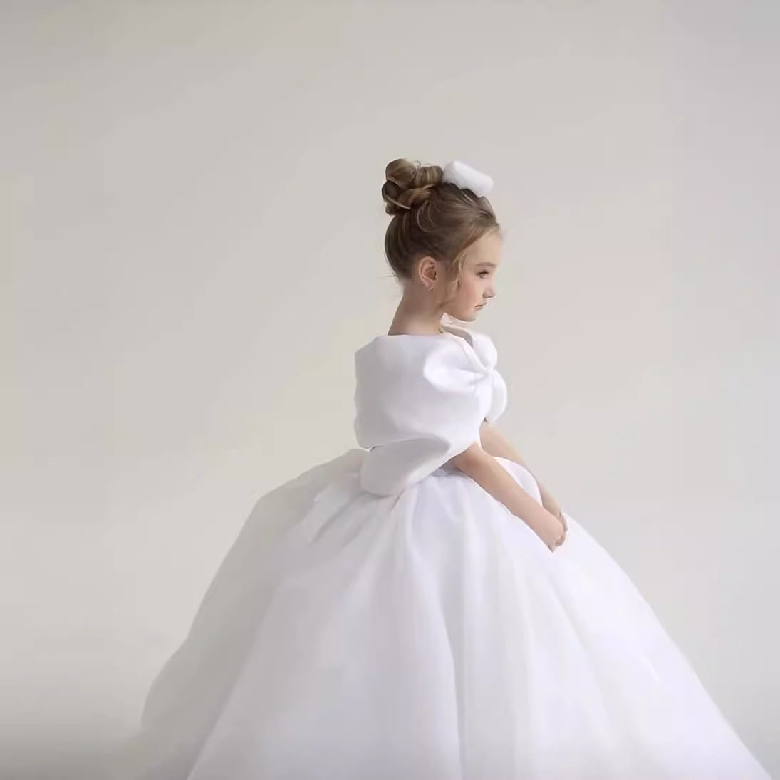 2026新款欧美洋气儿童拖尾礼服女童钢琴生日演出服白色模特走秀礼