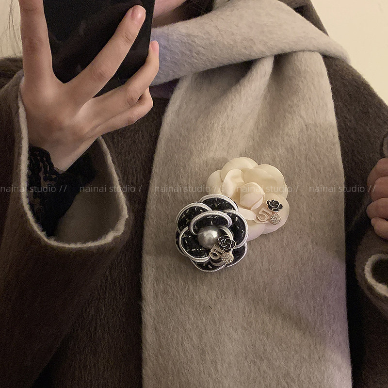 法式小香风山茶花胸针女时尚高级感气质大衣外套别针毛衣秋冬轻奢,饰品/流行首饰/时尚饰品新,胸针,淘宝优惠券,粉丝福利购,淘宝优惠卷