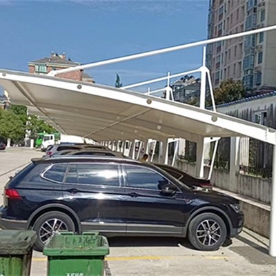 膜结构汽车停车棚张拉膜布PVDF膜圆柱钢结构汽车蓬白色斜拉杆车篷