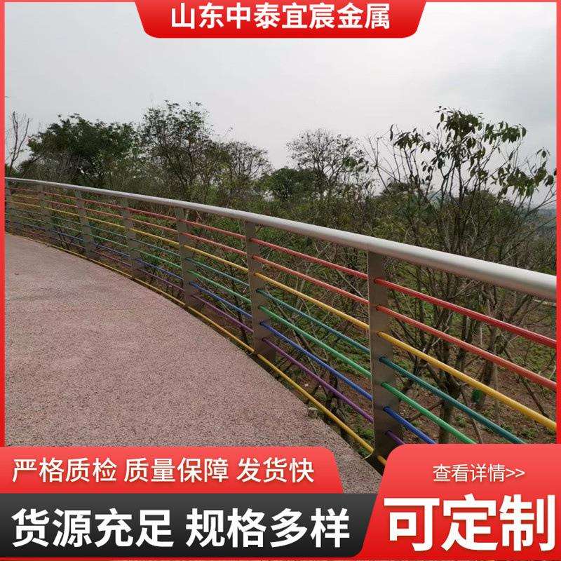 不锈钢钢丝绳护栏 河道围栏景区天桥栏杆 木纹转印景区绳索护栏图片