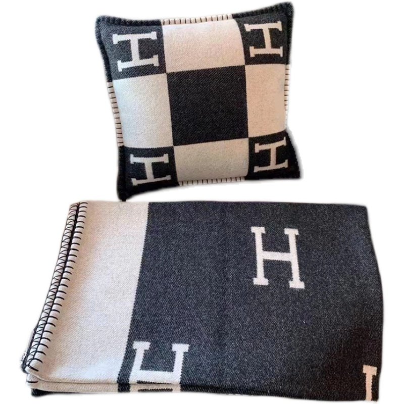 高端版3斤沙发抱枕靠垫H字母家羊毛毯羊绒披肩盖毯空调被午睡枕头