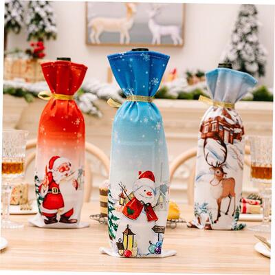 Decorated wine bottle covers for Christmas 圣诞酒瓶套
