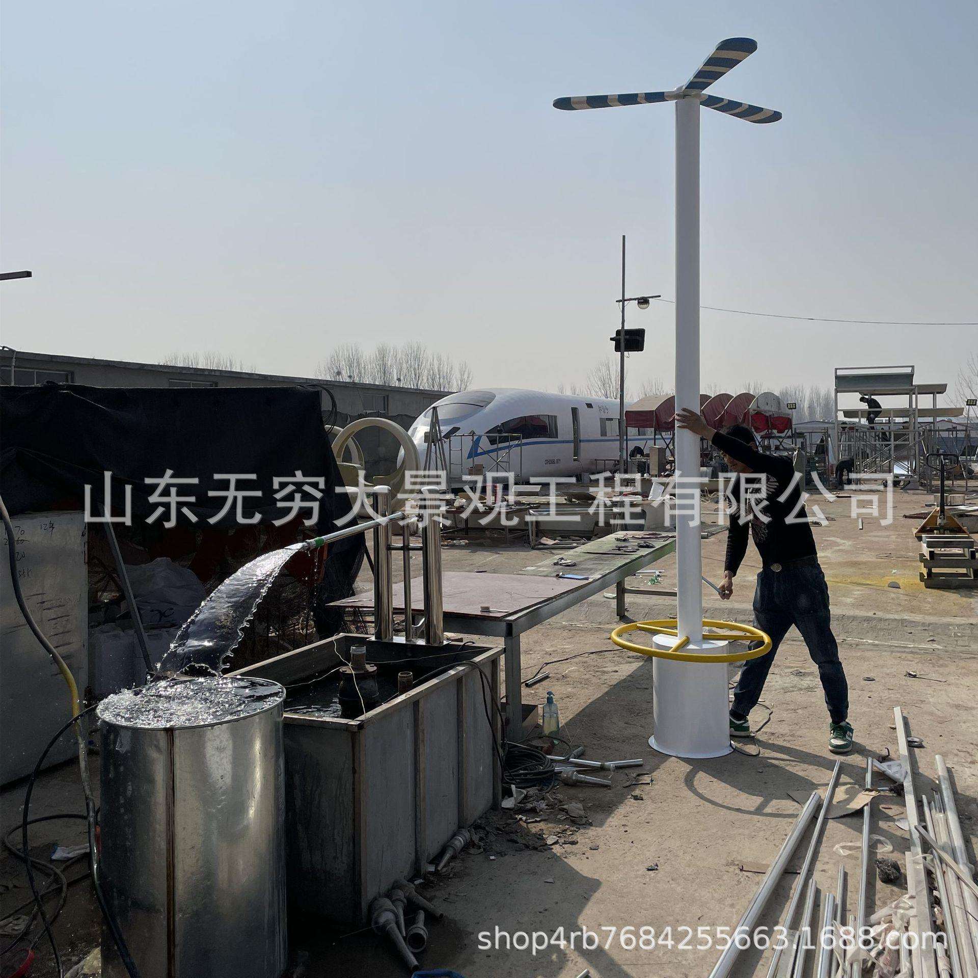 无动力手摇转动出水风车不锈钢材质户外大型成人娱乐竞速互动道具