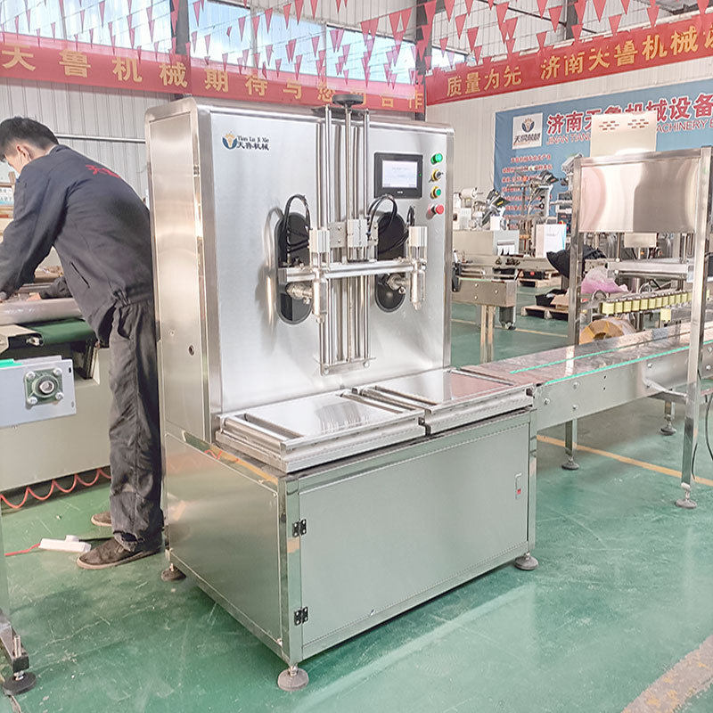 液体自动灌装机 济南天鲁肥料自动灌装压盖机 食用油称重灌装机