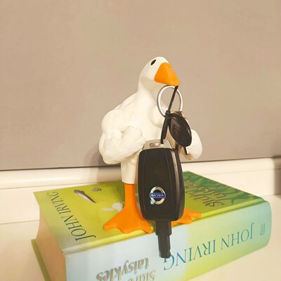 跨境新款Buff Duck Figurine大力士鸭子雕像磁吸钥匙扣树脂工艺品