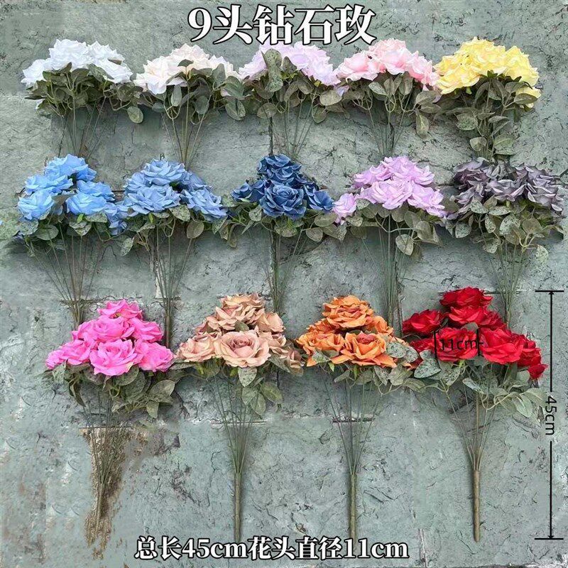 Simulation 9 head diamond rose hand holding a bunch of roses