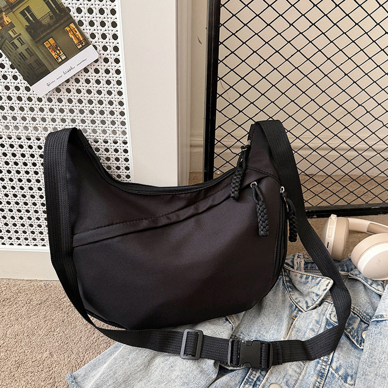 女包简约时尚斜跨饺子包轻便大容量斜挎包学生单肩百搭健身包