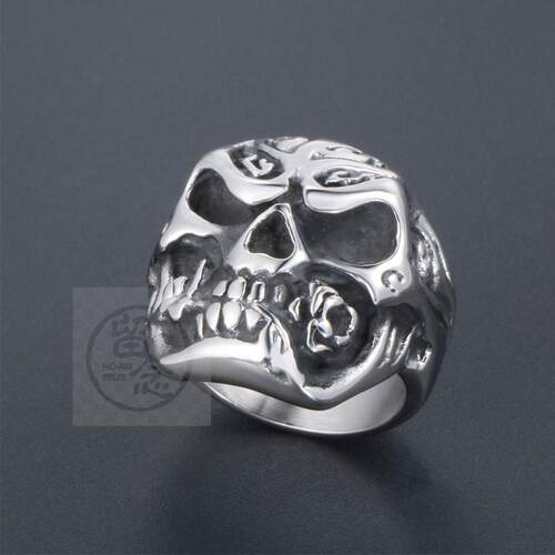 。Ring mens fashion domineering titanium steel ring flower