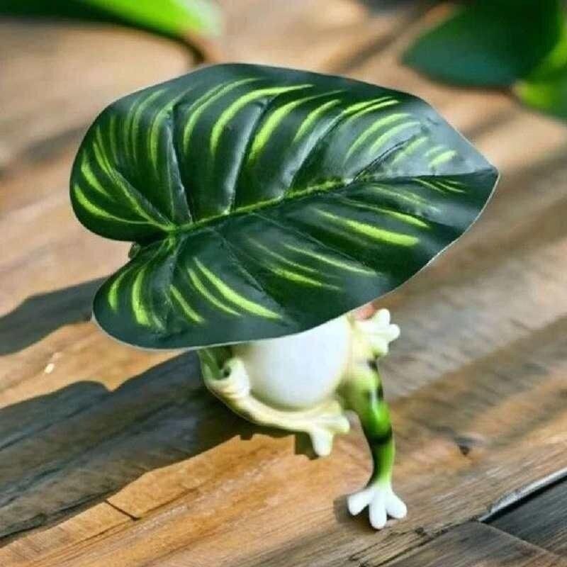 Frog Garden Statue Fish Pond Decoration Holding A Leaf Fish图片