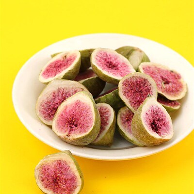 Sen is baking a cake decoration lemon grapefruit slices FIG