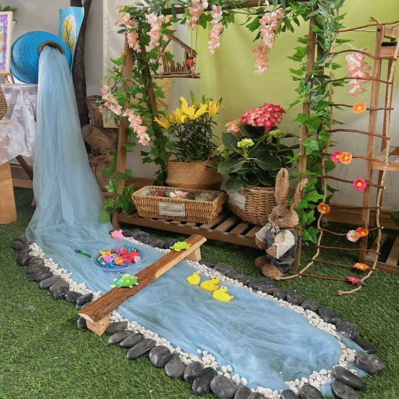 蓝色纱幔幼儿园春天自然角环创溪流国风场景布置夏天瀑布环境创设