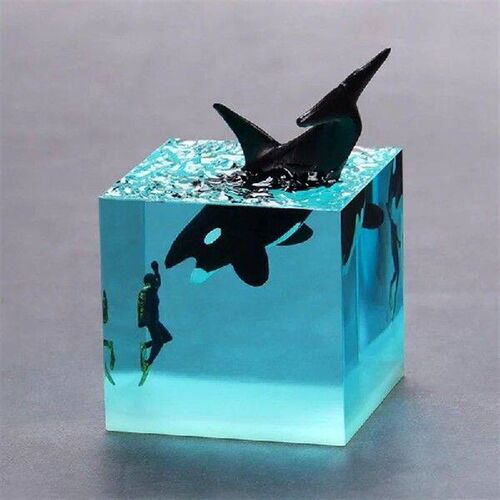 C- Humpback Whale Diver Cube Ornament Resin Whale Home