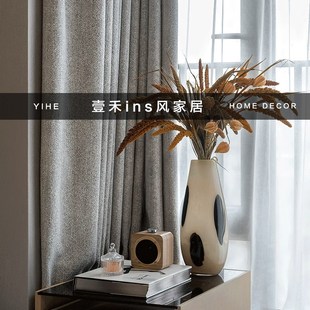 中古风样板间主卧室飘窗台托盘装饰品摆件花瓶花艺书籍音响