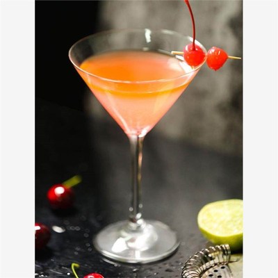 Lead-free crystal margarita glass martini glasses of red