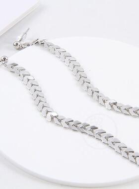 。Simple fashion temperament exaggerated alloy arrow tassel
