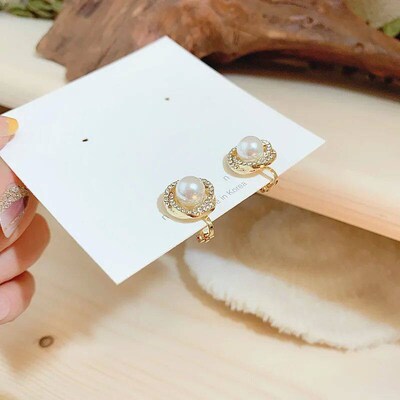 2024 rendy Unusual Geometric Whirlpool Shape Pearl Clip on E