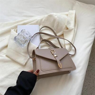 Fashionable Minimalist Crossbody Bag with Top Handle and Fla