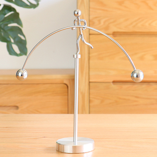 创意家居客厅装 饰不倒翁小铁人混沌牛顿摆设儿童房间单脚平衡摆件