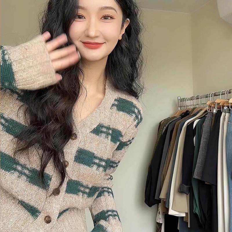 2025年春秋新款v领条纹拼色开衫毛衣外套女短款设计感针织衫上衣,女装/女士精品,毛针织衫,淘宝优惠券,粉丝福利购,淘宝优惠卷