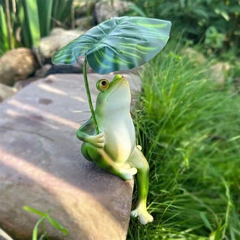 Frog Garden Statue Fish Pond Decoration Holding A Leaf Fish图片