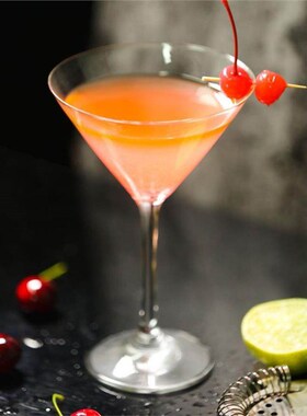 Lead-free crystal margarita glass martini glasses of red