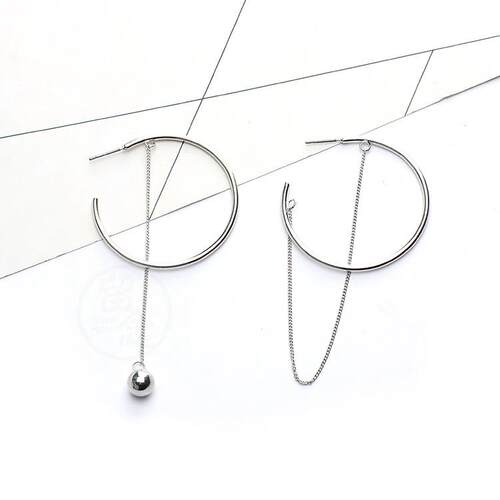 。Very simple wind Earrings asymmetric metal ball tassel Cir