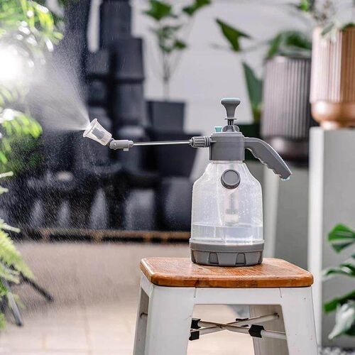 Pressure-type water sprayer for watering plants, large capac