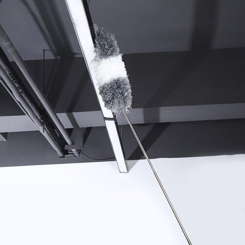 Retractable electrostatic duster for cleaning ceilings