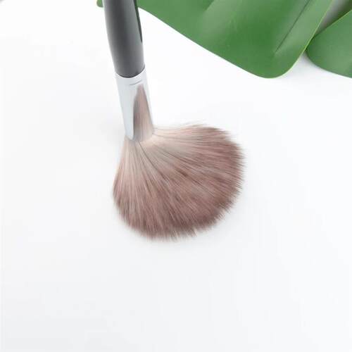 1 piece Powder Fan Highlighter #93 Pro Featherweight Blendin