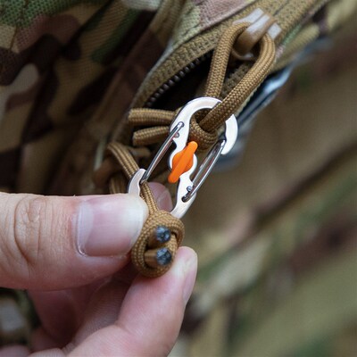 Lock-equipped eight-leaf buckle, stainless steel keychain