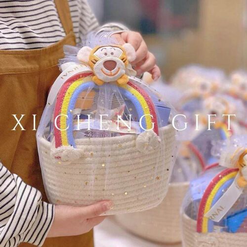Carry-on basket with birthday gift box手提篮子宝宝满月周岁回