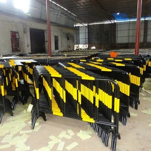 市政公路交通道路施工镀锌黄黑铁马护栏临时马路隔离栏安全围栏