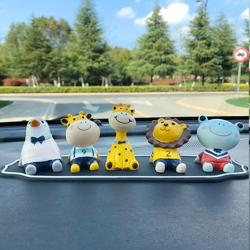 动物世界摆件个性平安可爱车内装饰品男女礼品车载香水汽车创意