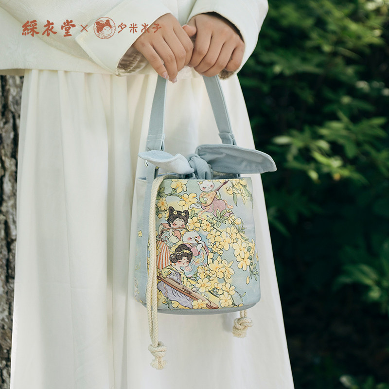 彩衣堂x夕米木子 国风可爱抽绳兔耳束口袋手提拎女手机遛弯包水桶