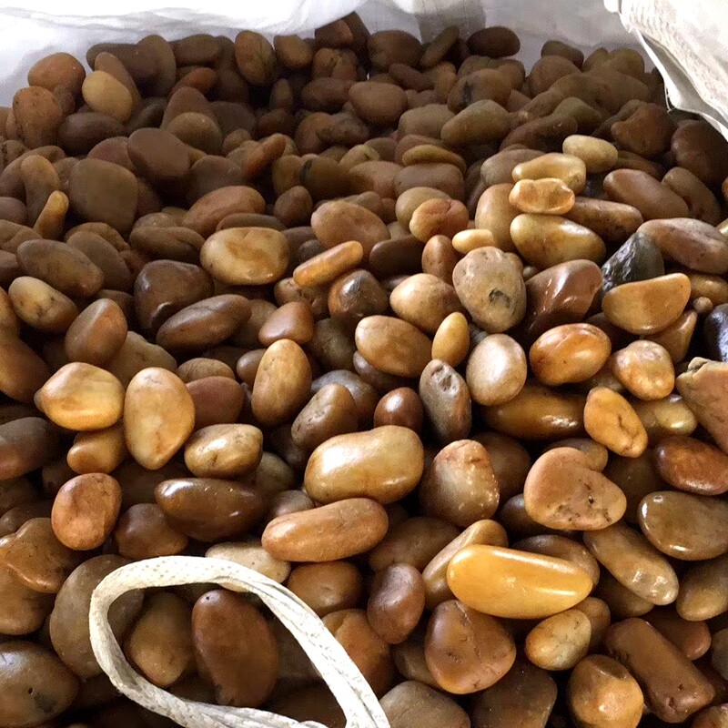 鹅卵石彩色抛光雨花石黑色大石头园林绿化工程铺地路阳台园艺庭院