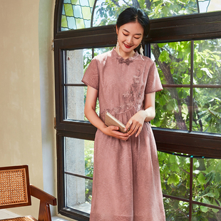 2024年布符夏季新款旗袍领时尚中式手工花扣腰间抽褶绣花连衣裙女