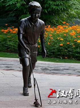 小孩滚铁圈童趣雕塑玻璃钢仿铜儿童做游戏小品订制公园步行街景观