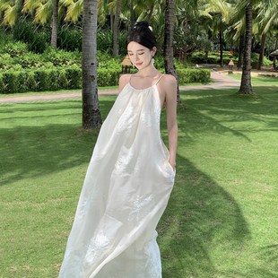 三亚度假海边拍照沙滩长裙法式新款吊带白色连衣裙仙女旅游海滩夏