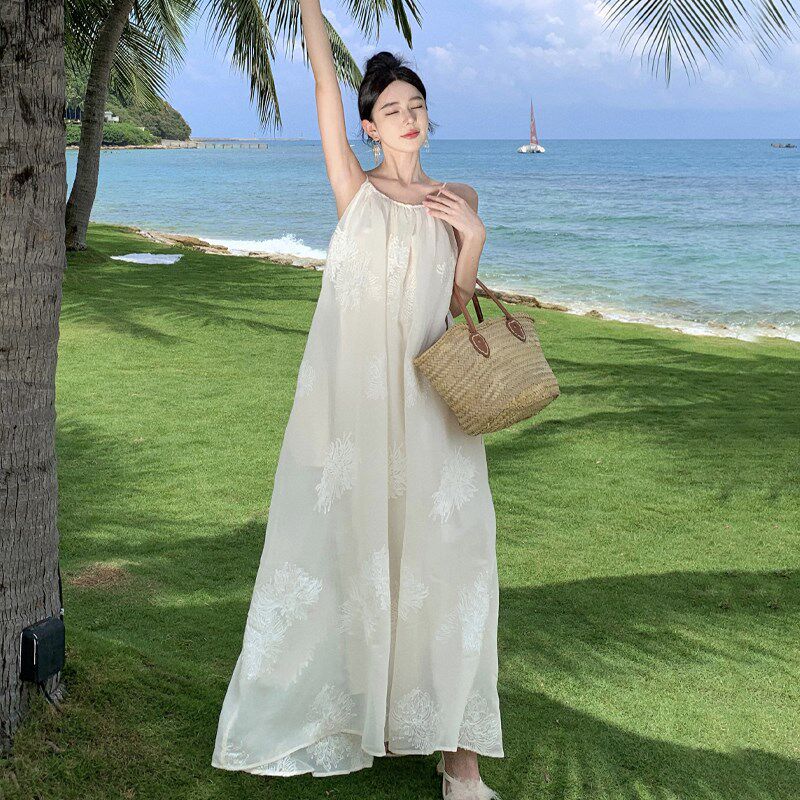 三亚度假海边拍照沙滩长裙法式新款吊带白色连衣裙仙女旅游海滩夏