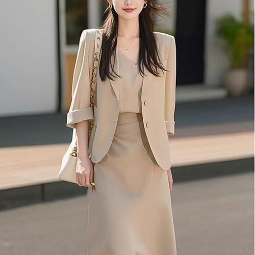 初春穿搭一整套又a又飒高级感卡其色西装半身裙两件职业套装女夏
