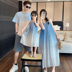 海边度假亲子装夏母女渐变吊带连衣裙一家三四口沙滩短袖t恤婴儿T