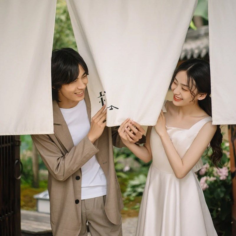 吊带旅拍轻婚纱日常简约森系缎面小白裙法式新娘领证订婚礼服裙子