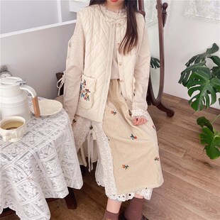 冬季森系温柔奶白色口袋绣花马甲外套侧边绑带夹棉加厚棉衣棉服